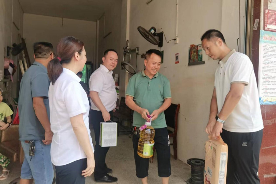 公司赴黨建聯(lián)建點走訪慰問受災群眾