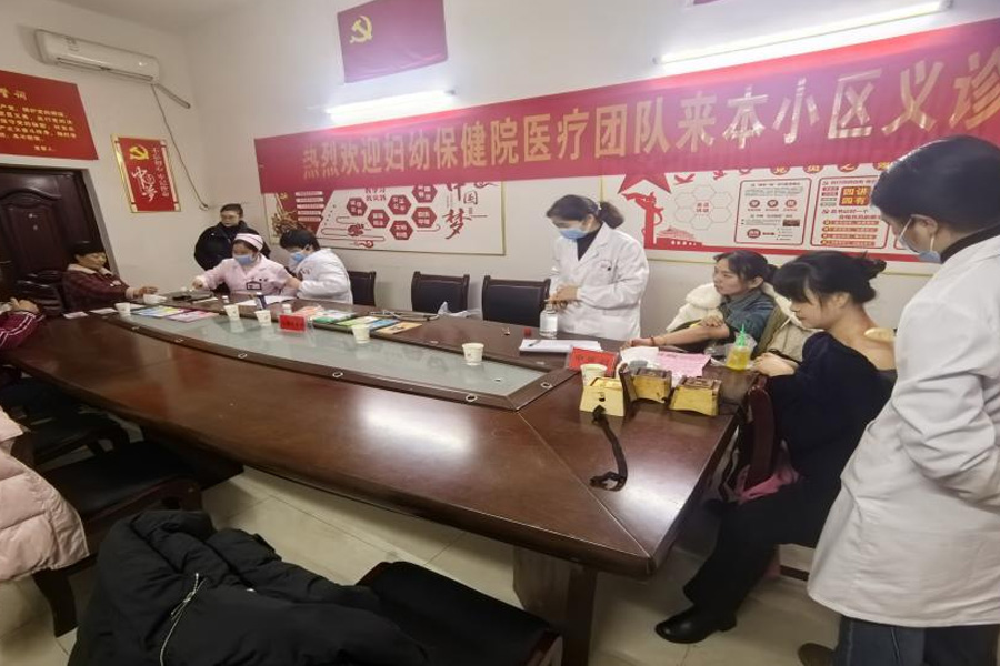 婁底分公司在物管小區(qū)開展“學(xué)雷鋒”醫(yī)療咨詢義診活動(dòng)