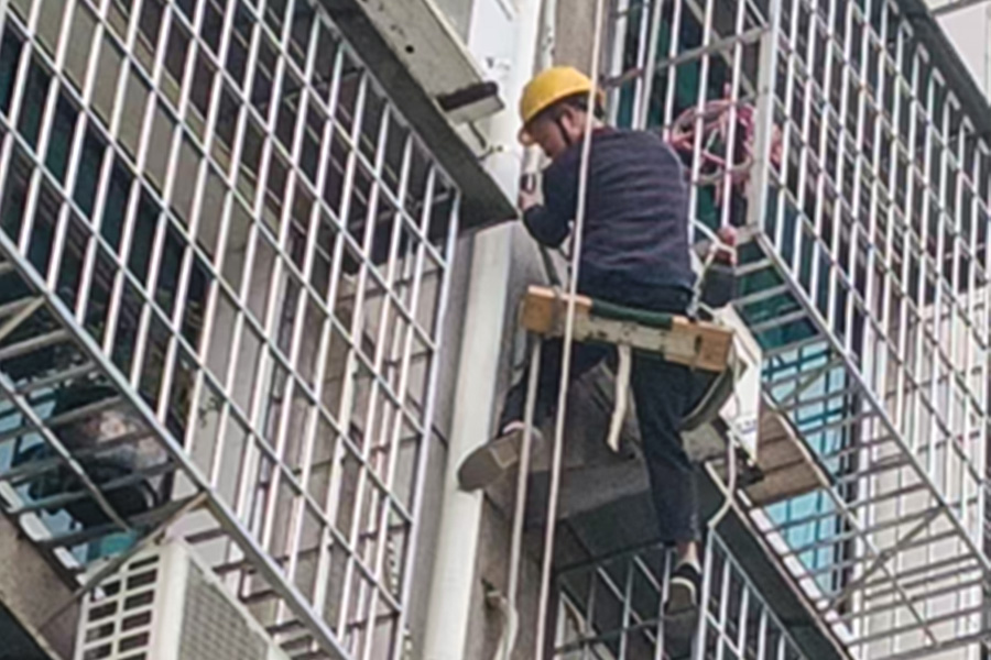 緊急搶修除隱患 熱心服務(wù)保平安--婁底分公司搶修被大風(fēng)吹斷的落水管守護(hù)業(yè)主安全