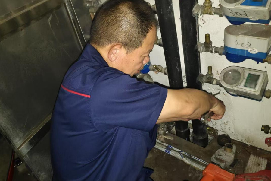 深夜水管爆裂急搶修 物業(yè)快速響應(yīng)解民憂